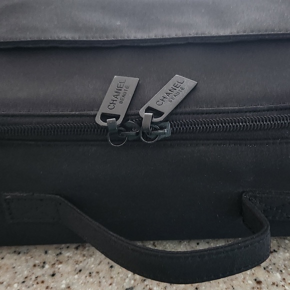 CHANEL Makeup Bag - Picture 4 of 10